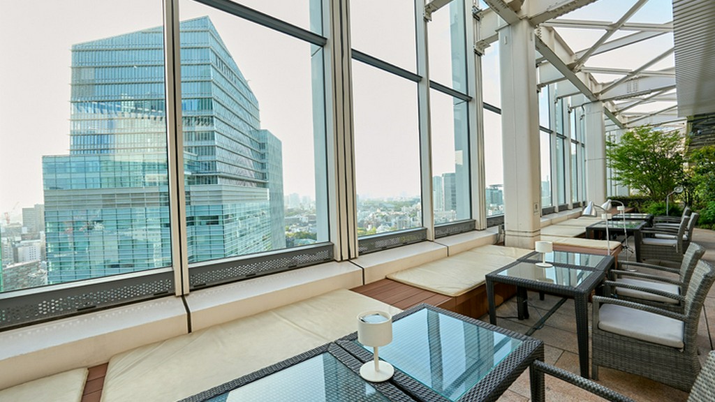 リラックスできるソファーでくつろぎ、ジューシーなBBQを堪能