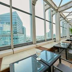 リラックスできるソファーでくつろぎ、ジューシーなBBQを堪能