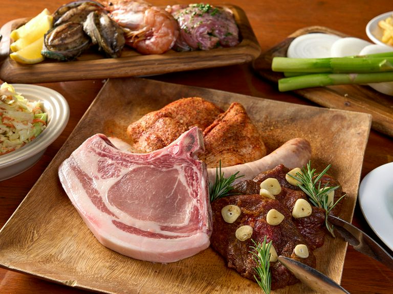 バラエティー豊かな食材を堪能できる『ターフ&サーフBBQコース(2時間制)』