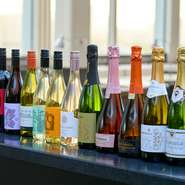スパークリングワイン6種、白ワイン3種、赤ワイン4種、ロゼワイン1種、ノンアルコールスパークリング1種、合計15種のワインをフリーで利用可能。さまざまなワインに出合える絶好の機会です。