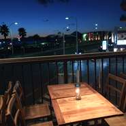 夜のテラス席は、外の景観も雰囲気も楽しめます。