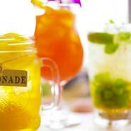 見た目と味わいでハワイ気分にさせてくれるトロピカルカクテル。『ブルーハワイ』『マンゴーマイタイ』など厳選して用意しています。ノンアルコールのトロピカル系カクテルも提供。