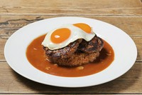 <2パティ×2エッグ>ワイキキ本店のこちらのロコモコですが111-HAWAII AWARDハワイフード・ロコモコ部門3年連続1位を獲得し、殿堂入りを果たしたロコモコです!ボリューム満点のロコモコを是非堪能してみて下さい!