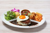 カレーロコモコ/マグロとシーアスパラガスのポキ/モチコ・フライドチキン/ノースショア・ガーリックシュリンプ/ミックスサラダ