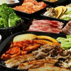 肉厚な豚バラ＆あっさり豚肩ロースを様々な具材と一緒にテラスで開放的な雰囲気で