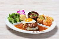 ロコモコ・グレービーソース／マグロとシーアスパラガスのポキ／モチコ・フライドチキン／ノースショア・ガーリックシュリンプ／ミックスサラダ