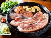 韓国鉄板でふっくら香ばしく焼いた豚肉を薬味と一緒にサンチュで包んでお召し上がり下さい。※1人前
（追加：肉70円／追加　包み野菜440円）