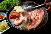 韓国鉄板でふっくら香ばしく焼いた豚肉を
薬味や味噌と一緒に、包み野菜でどうぞ。

【追加】豚バラ肉(1枚) 780円/包み野菜(5枚) 500円/
えごまの葉(4切) 220円/玉ねぎ 220円/ゴマねぎ 350円/等