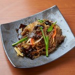 韓国を代表する春雨と野菜の家庭料理。