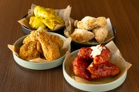 韓国風フライドチキンとハーフ＆ハーフもできます！
プレーン / ヤンニョム (辛) / ハニーマスタード / プリングル
4P 950円
8P 1800円