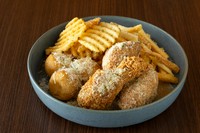 コクのあるオニオン&チーズ風味の
韓国発「魔法のパウダー」をかけた、フライコンボ！

・プリングルチキン
・プリングルポテト
・チーズボール