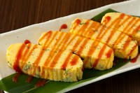 野菜を混ぜてふんわり巻いた韓国風卵焼き。