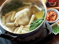 丸鶏をまるごと煮込んだ韓国の名物鍋「タッカンマリ」がついに当店に登場！鶏の旨味がぎゅっと詰まったスープは、シンプルなのに奥深い味わい！半羽も2,180円でご提供しております！