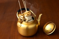 韓国屋台定番のおでん串。
やかんに入った優しい味のスープも美味しい！