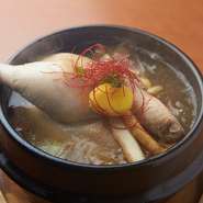 もち米、高麗人参、ニンニクなどを鶏肉に詰め、トロトロに煮込みました。