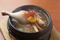 もち米、高麗人参、ニンニクなどを鶏肉に詰め、トロトロに煮込みました。