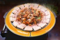 スパムとソーセージの韓国の代表的な鍋。旨辛スープが染みてホクホク
※2～3人前