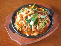 コチュジャンベースのタレで炒めた
牛ホルモンを熱々の鉄板で。