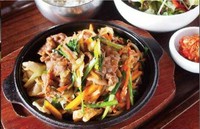 牛肉とたっぷりの野菜を甘辛しょうゆダレで。