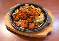 豚肉とたっぷり野菜を
コチュジャンベースの旨辛ダレで味付け。