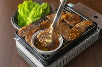 大ぶりの骨付牛カルビをニンニクたっぷりのタレにからめた
食欲もお酒もすすむ韓国焼肉！

【追加】骨付牛カルビ 900円/包み野菜 500円/刻みニンニク 220円