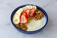 フルーツ・ナッツ・グラノーラを
トッピングしたヘルシーデザート。