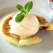 シナモン＆黒砂糖を生地に包んで焼いた韓国屋台の定番スイーツ！
トッピングのアイスを下記からお選びください。
バニラ/ほうじ茶/クッキー＆クリーム

アイス単品480円でもご注文いただけます。