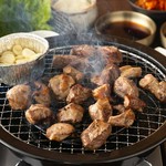 骨付きの豚の背肉をじゃがいも、葉野菜などと一緖にピリ辛スープで煮込みました。ホロホロになったお肉が食べやすく、体がポカポカ温まる韓国鍋。
※2～3人前