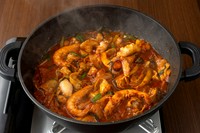 タコ・牛ホルモン・海老-ナクチ・コプチャン・セウ-が入った
韓国釜山の名物鍋料理！
辛さの中に、具材のの旨味が凝縮！

【追加】イイダコ 680円/ホルモン 550円/海老(1尾) 230円/等