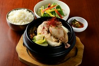 骨付き鶏もも肉を、朝鮮人参や松の実などと一緒に、
トロトロになるまで煮込んだ滋養食。
※ご飯をお選びください。【白米 or 十六穀米】