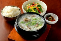 牛テールと野菜の旨みたっぷり!乳白色のあっさり牛骨スープ。
※ご飯をお選びください。【白米 or 十六穀米】