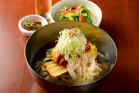 鶏肉をベースとしたスープのさっぱりとした特製冷麺。