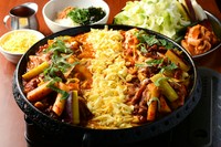 ヤンニョムソースで炒めた鶏肉やトッポギをたっぷりチーズに絡めてどうぞ。
■追加(税込)
鶏肉 550円/野菜 500円/トッポギ 380円
チーズ 450円/〆ポックンパ 600円
※2人前からご注文いただけます。