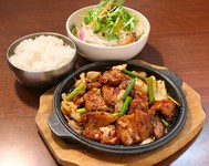 豚肉とたっぷり野菜をコチュジャンベースの旨辛ダレで味付け。
※ご飯をお選びください。【白米 or 十六穀米】