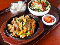 牛肉とたっぷりの野菜を、甘辛しょうゆダレで。
※ご飯をお選びください。【白米 or 十六穀米】