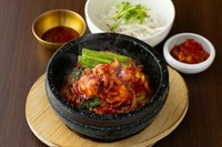 プリプリのイイダコと野菜を絡めて
熱々の石焼でお楽しみください。
TOPPINGチーズ+280円
※ご飯をお選びください。【白米 or 十六穀米】