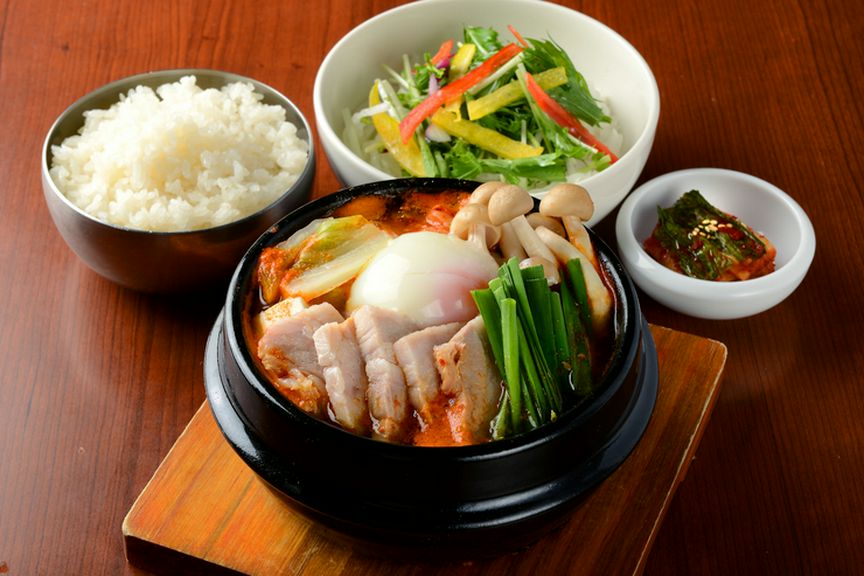 豚キムチチゲ・セット (辛)【サラダ・キムチ・ご飯】