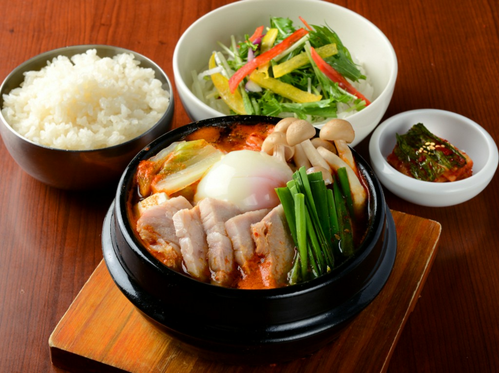 豚キムチチゲ・セット (辛)【サラダ・キムチ・ご飯】