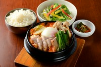 厚切り豚肉のスタミナチゲ。旨辛スープでどうぞ。
TOPPING:チーズ+280円 / ラーメン+220円
※ご飯をお選びください。【白米 or 十六穀米】