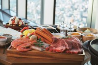大阪のランドマーク「あべのハルカス」の高さ300mを誇る展望台で大阪の絶景を望む、開放的な屋上庭園空間で、本格的なコンロを使用し、厚切り肉を存分にお楽しみいただけます。