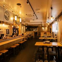種類豊富な日本酒・地酒・特選焼酎をゆっくりと飲めるカウンター