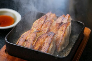 食感や旨みを生かす「生」にこだわった『博多生餃子』