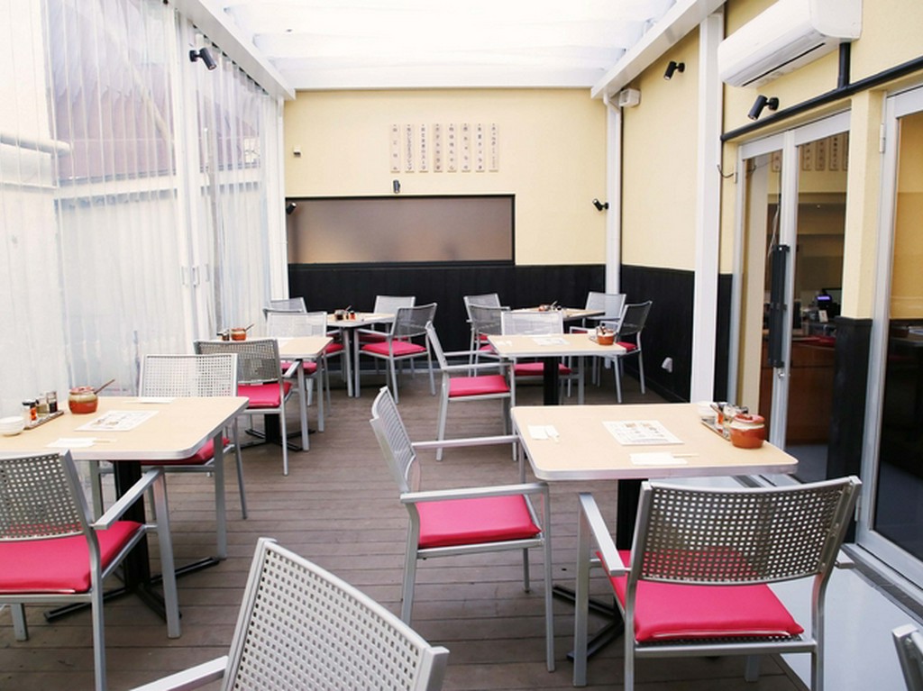 開放的なテラス席で、ゆったりお食事をお楽しみください。