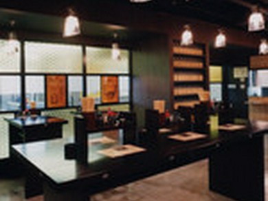 カウンター席には、アクリル仕切板を設置