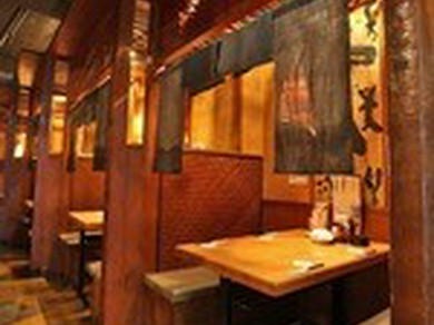 カウンター席には、アクリル仕切板を設置