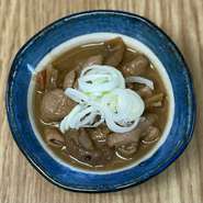 やわらかくて、くせのない豚もつを、濃厚な辛味噌で野菜とじっくり煮込んだ、味を追求した自慢の一品。