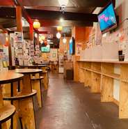 お好きなテーブルへどうぞ！立ち飲みも、イスに座ってゆっくりも、OK！※イスは1脚1コインで貸し出します。