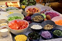 サラダだけでもお腹いっぱいなので、メイン料理が要らないとのご要望にお応えいたしました。
サラダ以外にもスープ、パン、ライス、ソフトドリンクもお好きなだけお召し上がりいただけます。