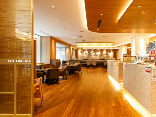 ゆとりのある広々とした店内で、思うがままの時間を過ごせる