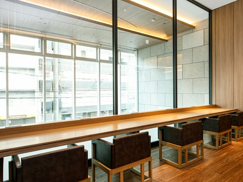 窓際のカウンター席は、おひとりさまの利用にも最適